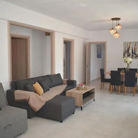 Papachristos فيلة